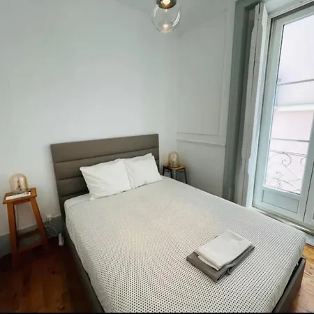 Beautiful And Stylish 5br In The Heart Of Chiado Апартаменти